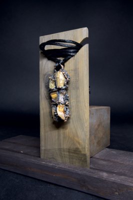 Golden Honeycomb Wanderer's Charm